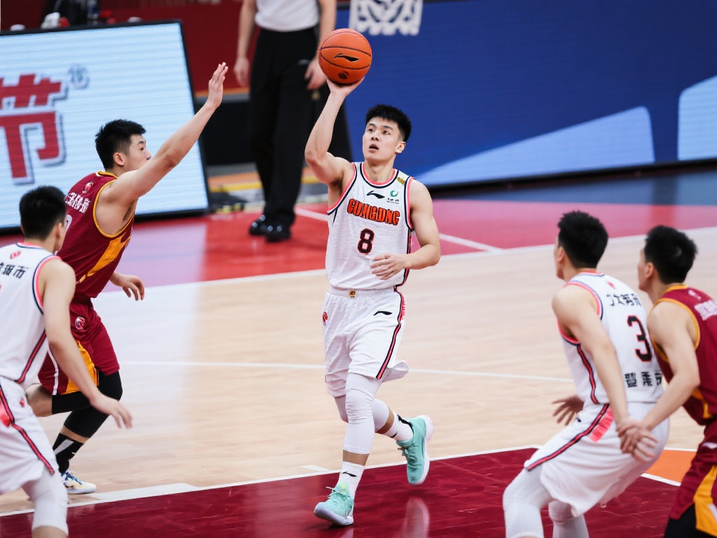 胡明轩挡拆后远投三分再得手,精准发挥打停上海,首节已砍8分 从比赛中的表现来看,胡明轩的进攻方式迅速