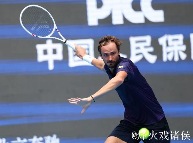 ATP巴黎大师赛：梅德韦杰夫顺利过关，阿利亚西姆逆转晋级